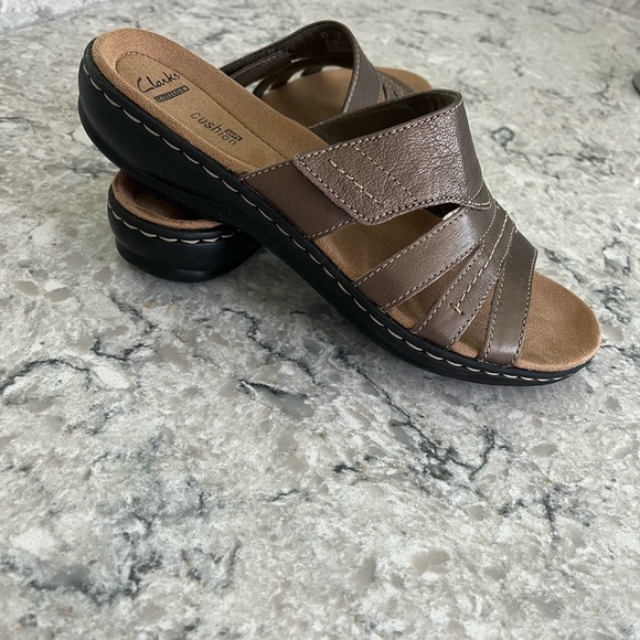 CLARKS METALLIC SANDALS NEW! - Picture 3 of 4